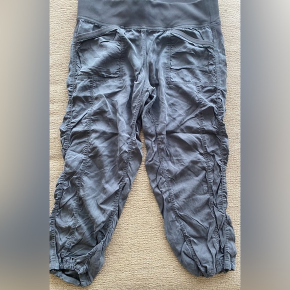 Lululemon light weight crop in size 8 - Picture 2 of 11